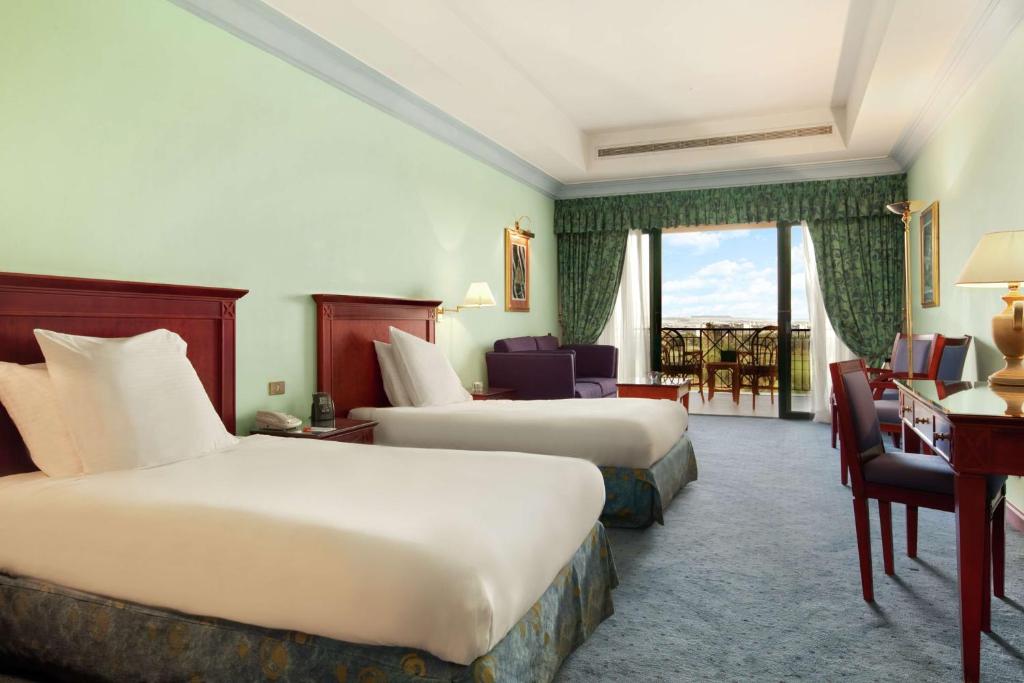 Hilton Pyramids Golf Hotel