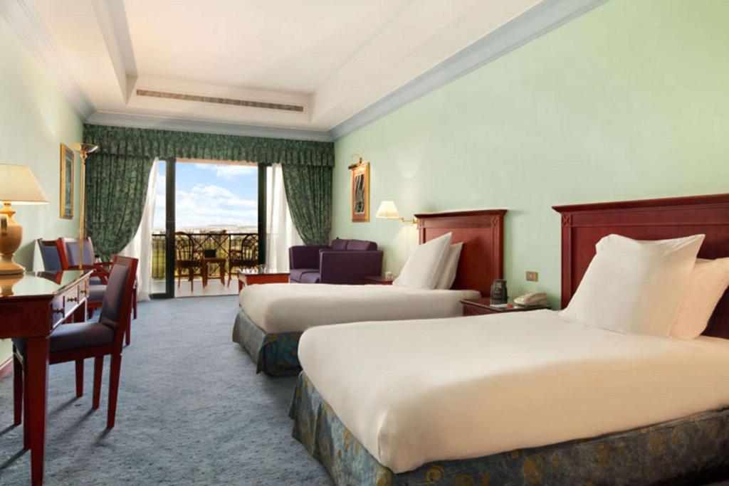 Hilton Pyramids Golf Hotel